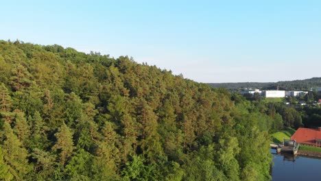 Der-Łapino-See-Im-Pommerschen-Bezirk-Schwenkschuss-Von-Einer-Drohne