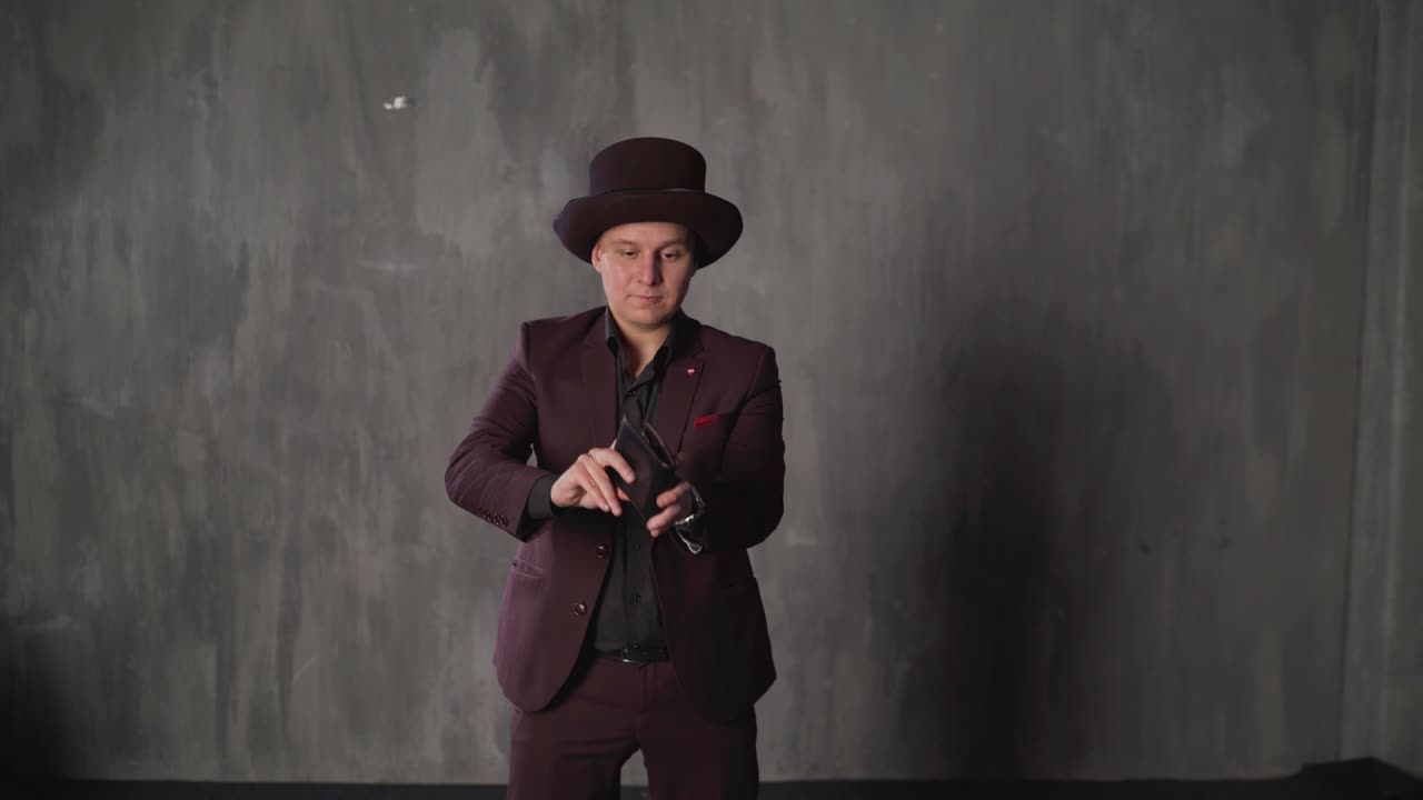 el hombre abre su billetera. bancarrota, concepto de pobreza. el dinero se está quemando. el mago quema su billetera