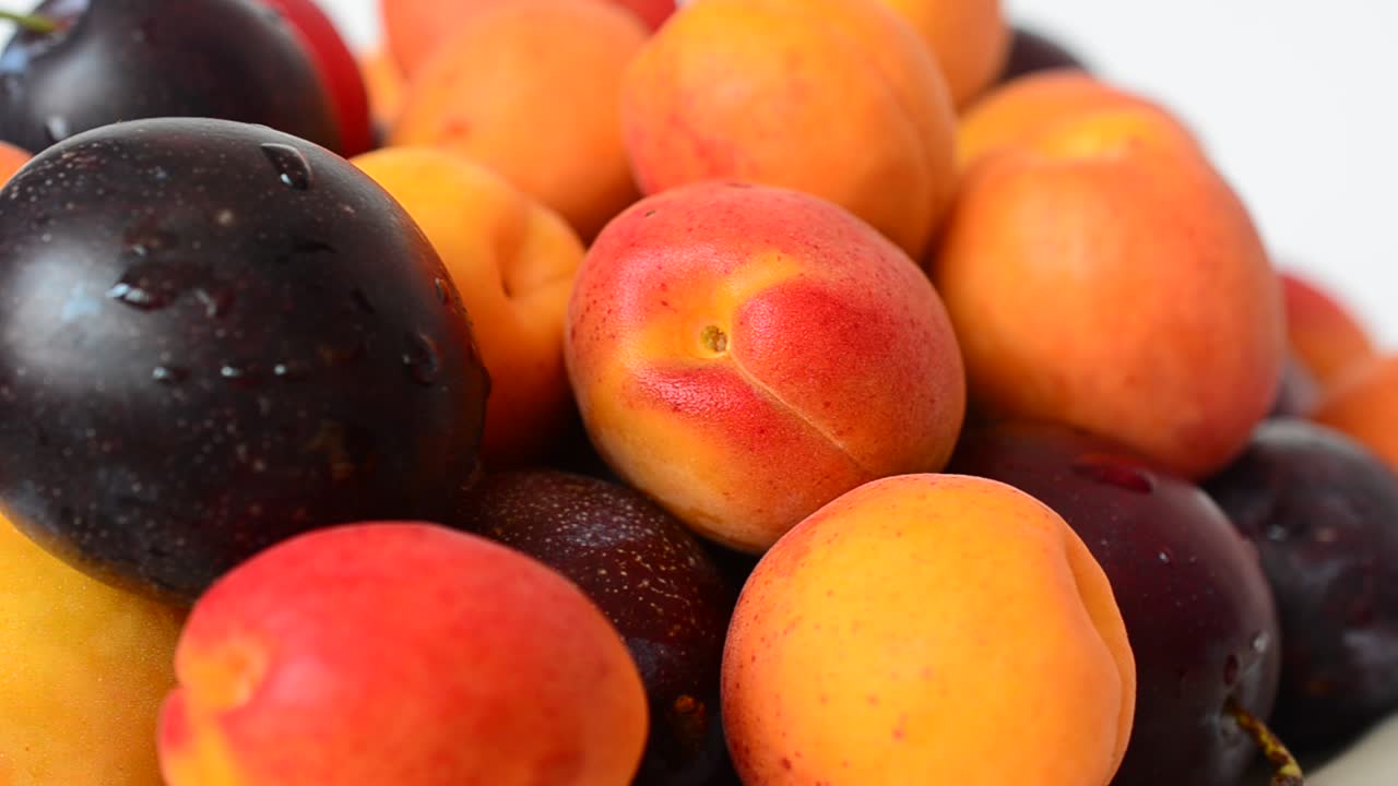 Abricots et prunes, fruits. Prise de vue de fruits