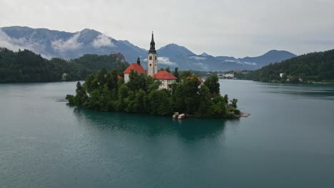 Nach-Oben-Gerichtete-Drohnenaufnahme-Des-Bleder-Sees,-Slowenien-Am-Morgen-Im-Sommer