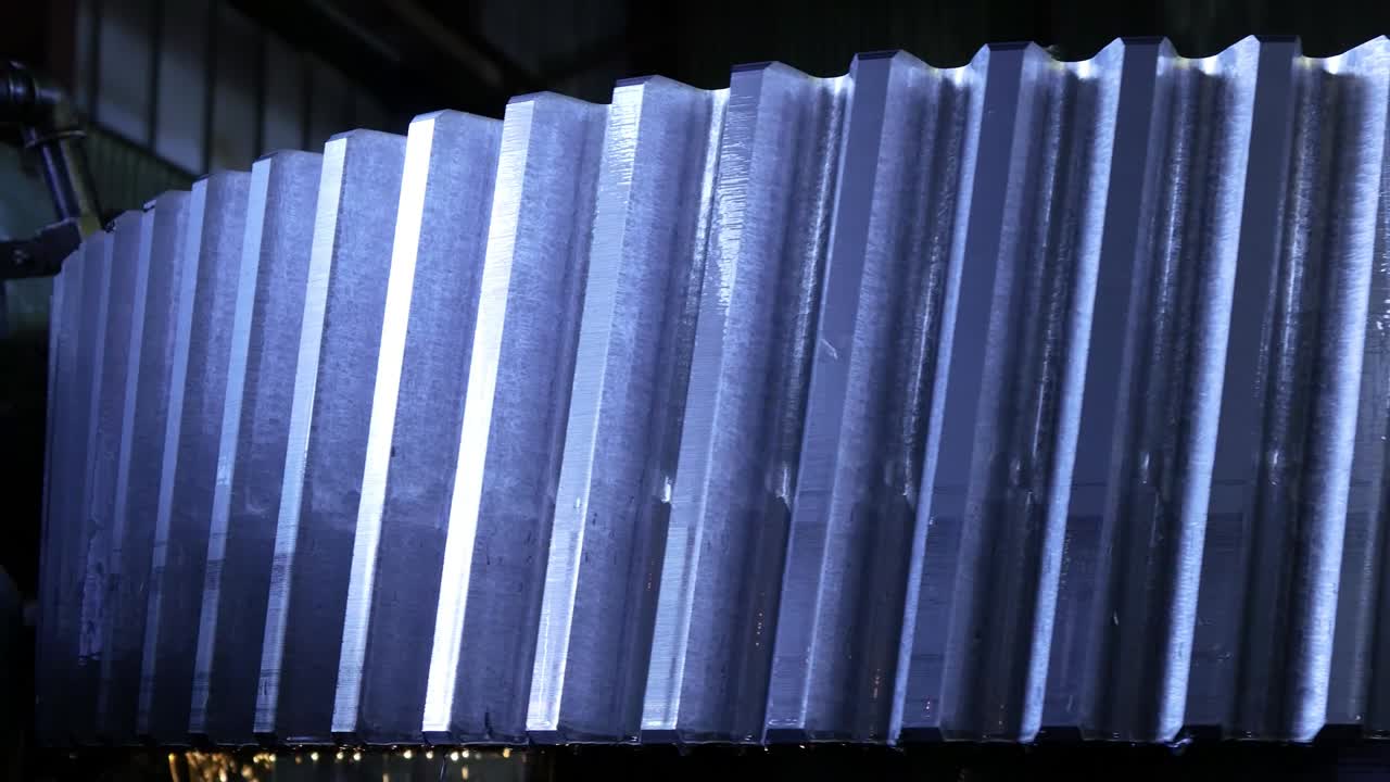 primer plano de la rueda dentada girando en la fábrica