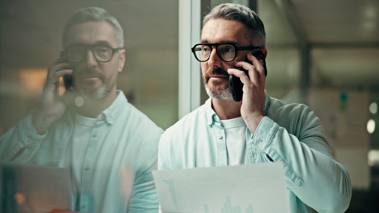 Uomo al telefono con scartoffie
