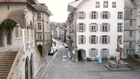 Vennerbrunnen,-Ikonischer-Alter-Stadtbrunnen-Mit-Statue,-Altstadt,-Bern,-Schweiz