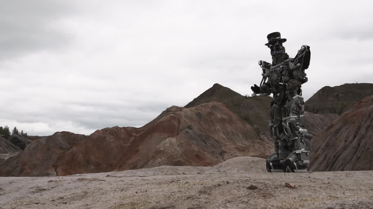 figura mecánica en un paisaje montañoso