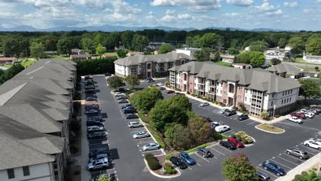 fotografía aérea de grandes casas de apartamentos de clase alta en el distrito suburbano de timberlake, virginia, estados unidos