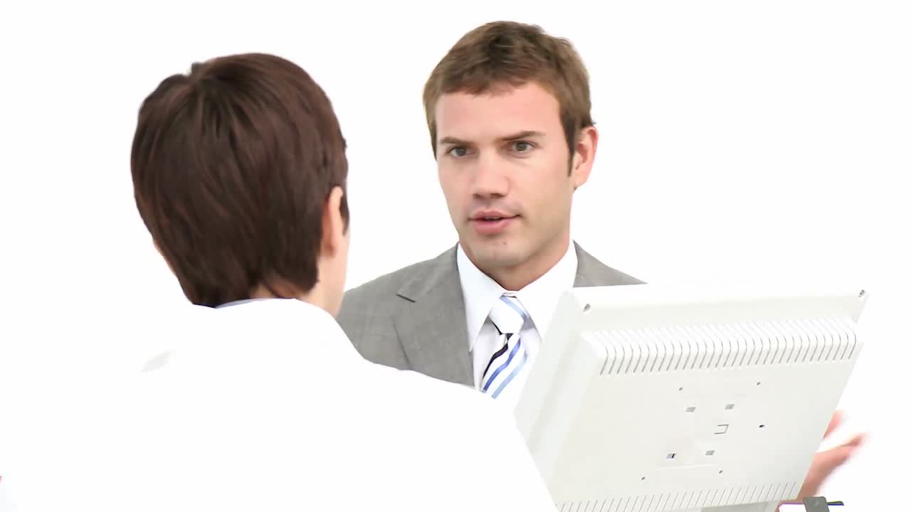 진지 한 사업가 들 이 취업 면접 을 하고 있다