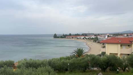 La-Belleza-De-La-Playa-De-Gerakini-En-Yerakini,-Halkidiki,-Grecia,-Presentada-En-4k-Durante-Las-Horas-Del-Día.