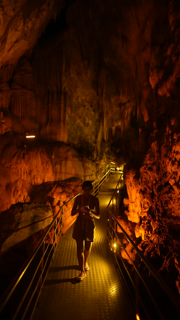 una mujer explorando una cueva.