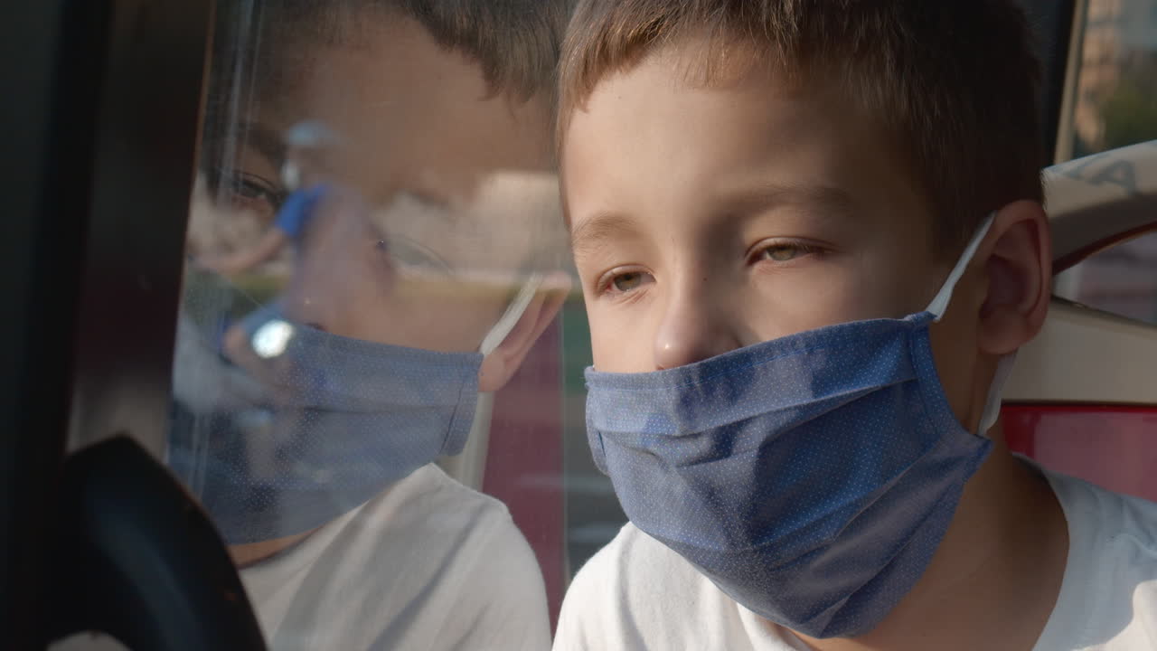 cansado de vivir con un niño con máscara en el autobús de la ciudad