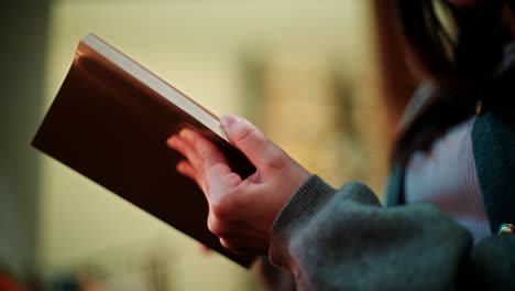 mujer leyendo un libro