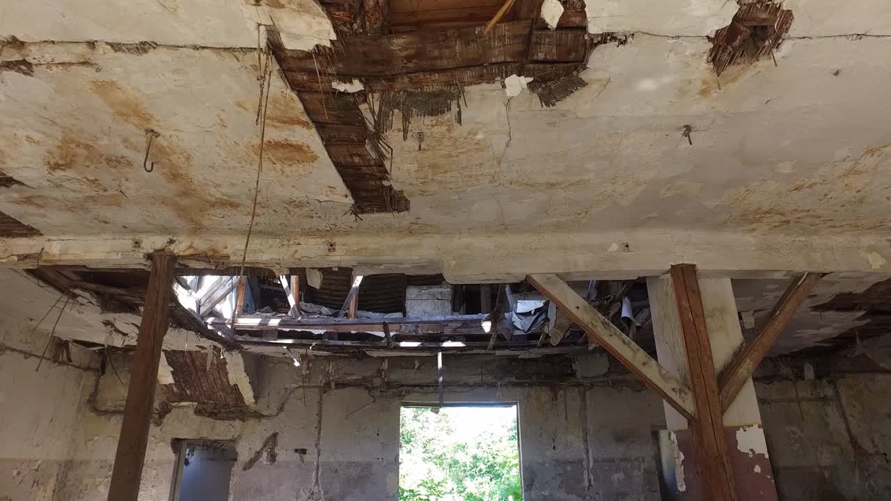 자연재해 또는 재난으로 인한 전체 손상된 가정용 집의 지붕이 무너졌고, 심한 날씨, 비, 폭풍 및 물로 인한 천장에 큰 구이 있습니다.