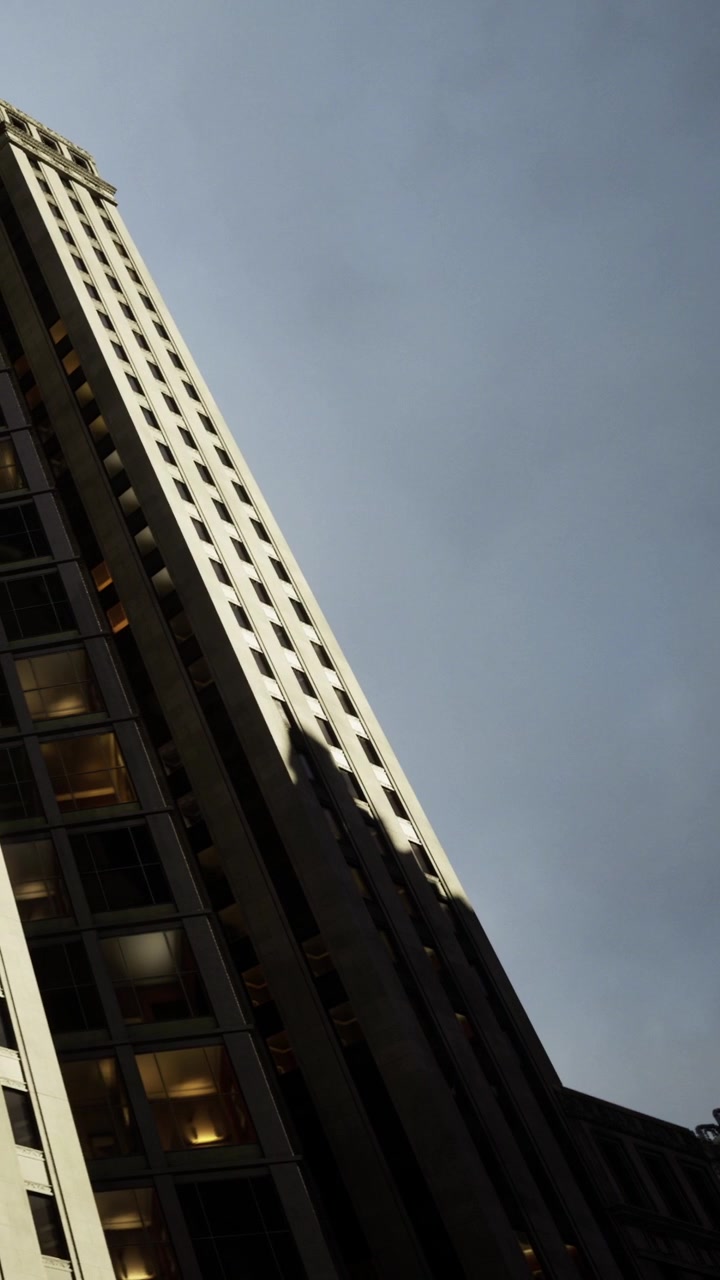 Edifício alcança o céu com sombras durante o dia.