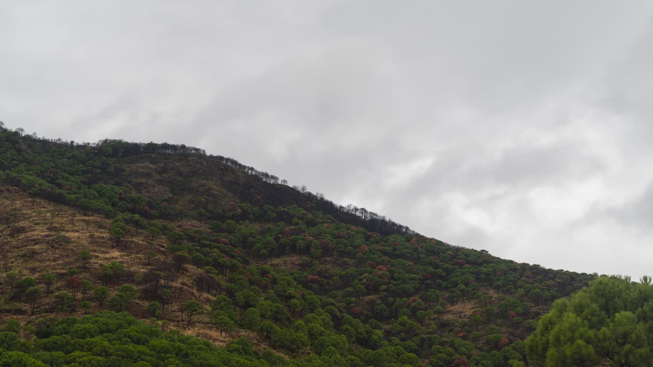 스페인의 산악 풍경 위를 흐르는 구름, 시간 경과
