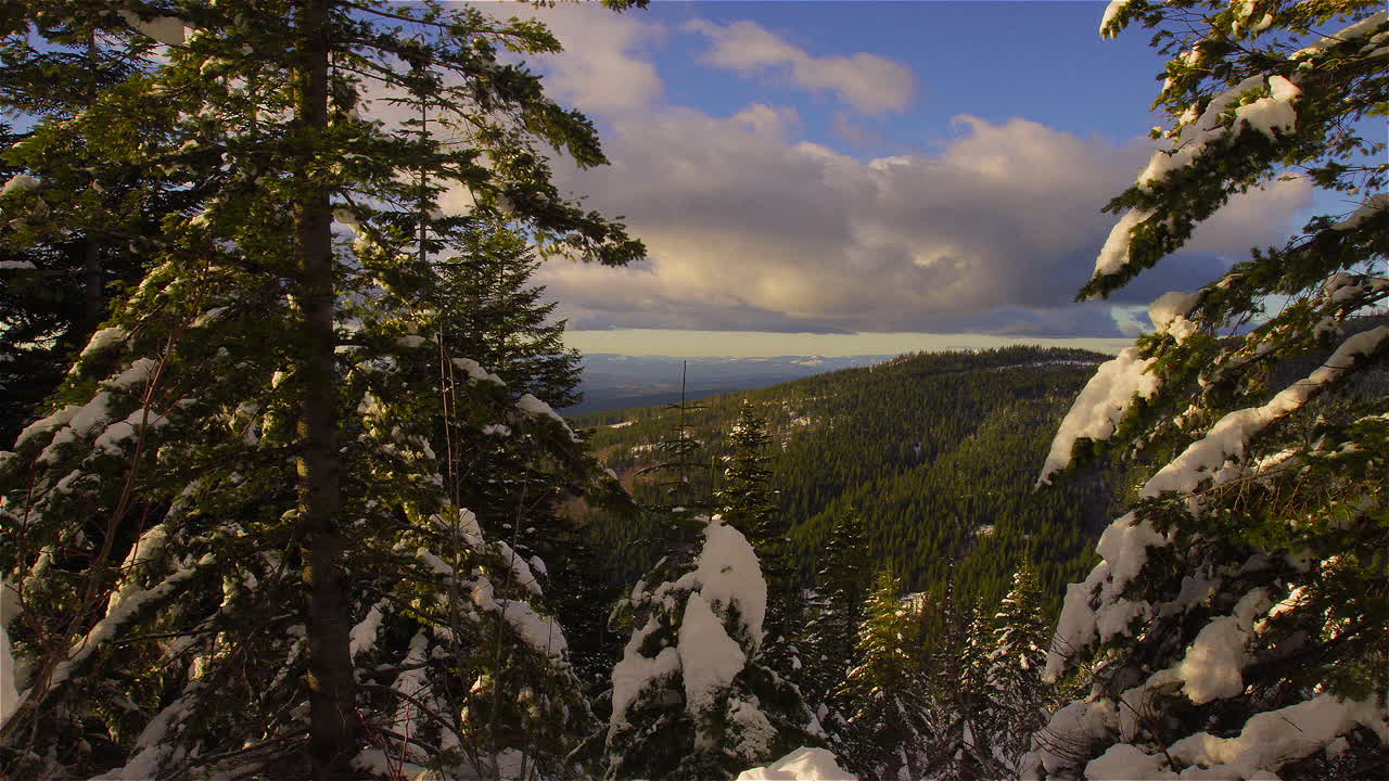 hermoso lapso de tiempo en invierno de nubes moviéndose sobre el lago tahoe