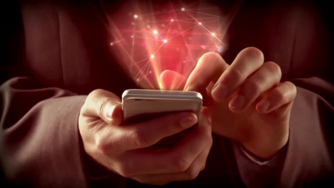 teléfono móvil que toca con la mano con interfaz digital virtual