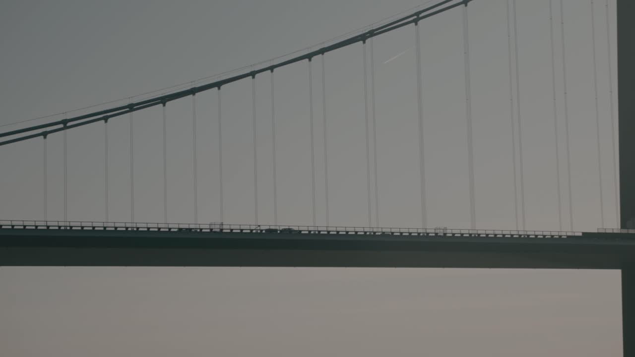 Car driving over Lilleb&aelig;lt bridge in slow motion