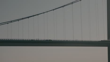 coche conduciendo sobre el puente lillebælt en cámara lenta
