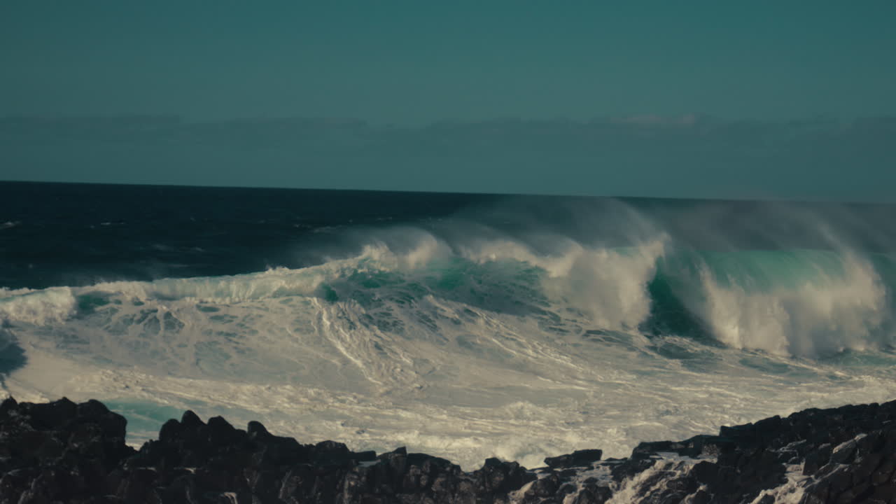мощные океанские волны бьются о скалы.