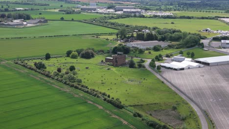 Bedfordshire-RAF-Thurleigh-Luftaufnahme-über-Verlassenen-Tower-Station-Neben-Britischem-Ackerland