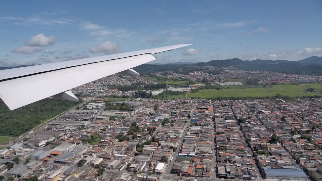 aterrizaje de un avión de pasajeros, vista desde la cabina del ala de un avión volador