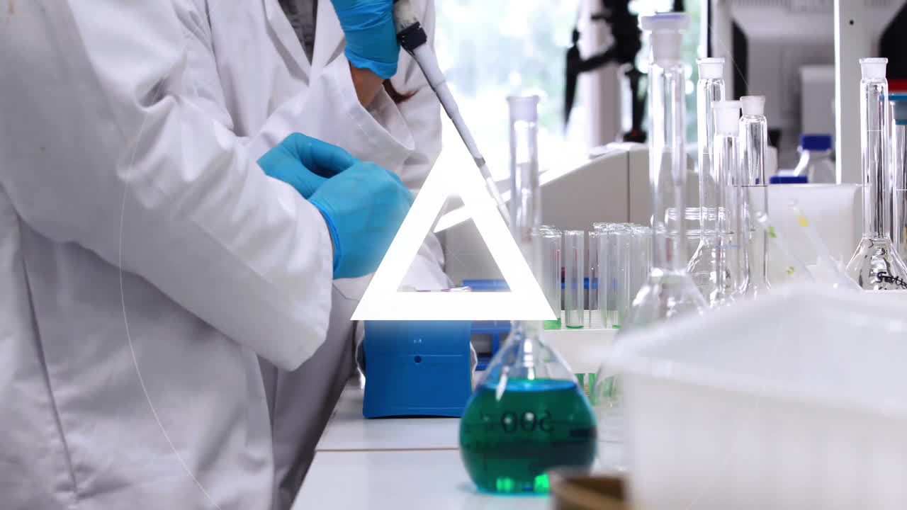 animación de formas blancas sobre diversos científicos en el laboratorio.