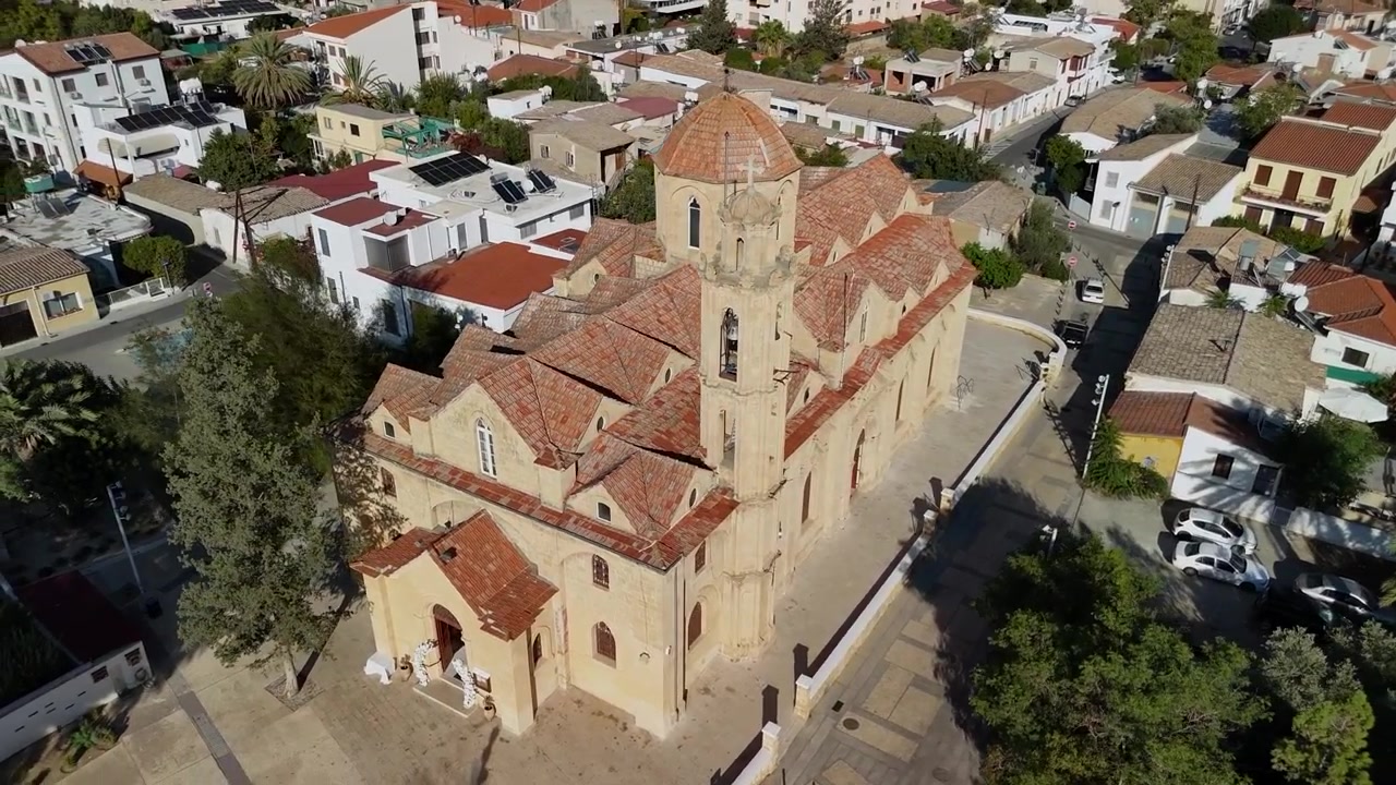 Chiesa di Santa Barbara Kaimakliou nel sobborgo di Kaimakli a Nicosia, Cipro. Ripresa aerea con drone