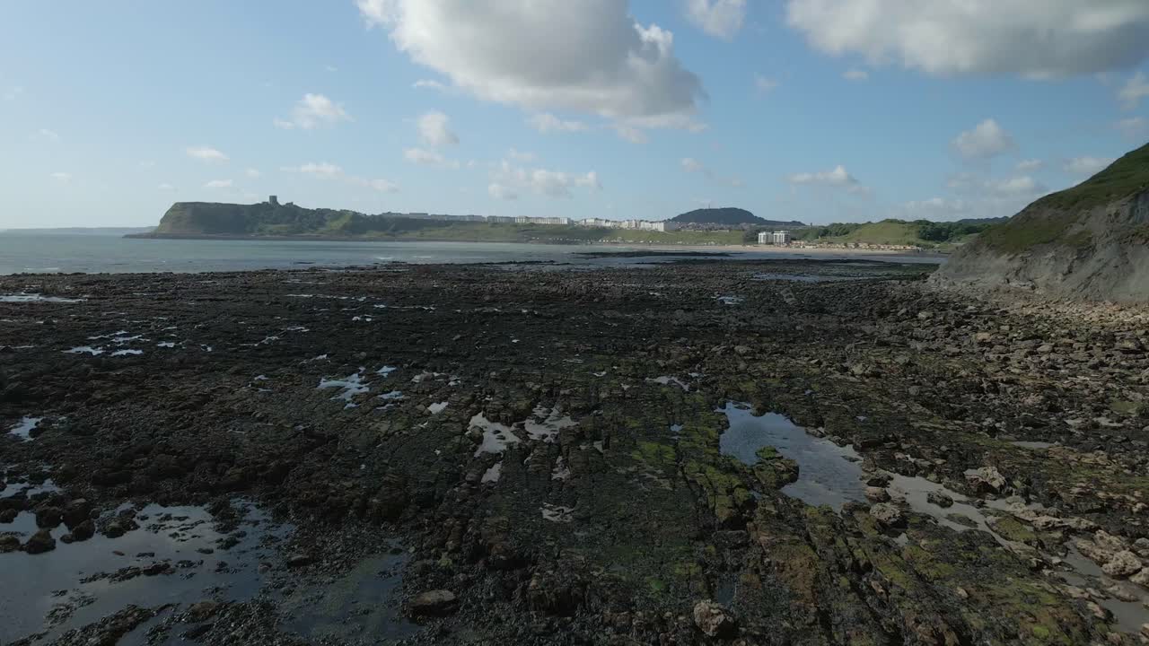 절벽, 해안선, 바다, 바위, 성이 있는 노스 베이, 스카버러, 노스 요크셔의 공중 전망