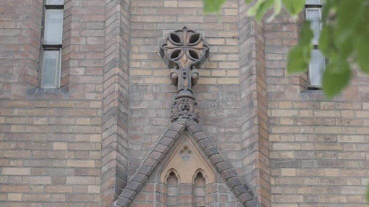 Dettaglio architettonico ornato di un muro di chiesa in mattoni