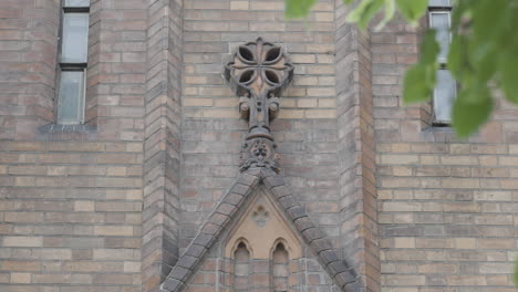 detalle arquitectónico ornamentado de una pared de iglesia de ladrillo