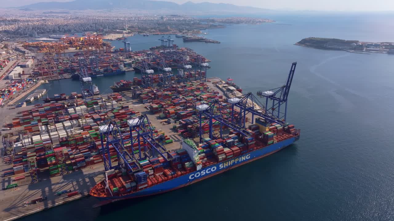 Ripresa dall'alto di un porto merci con pile di container, Salonicco, Grecia