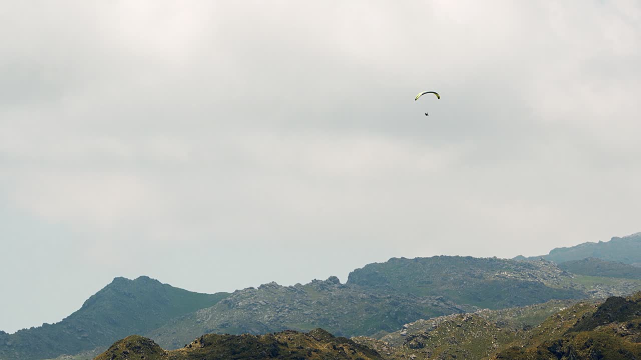 아르헨티나의 comechingones 산 너머의 멋진 패러글라이딩 풍경