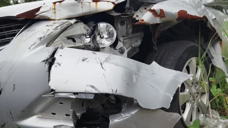coche plateado dañado en un accidente