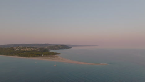 vista aérea de una serena isla costera al atardecer