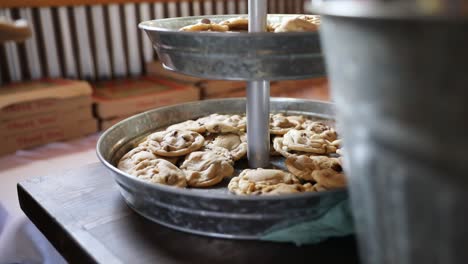 Persona-Que-Sirve-Deliciosos-Postres-De-Galleta-Con-Trocitos-De-Chocolate-Con-Pinzas