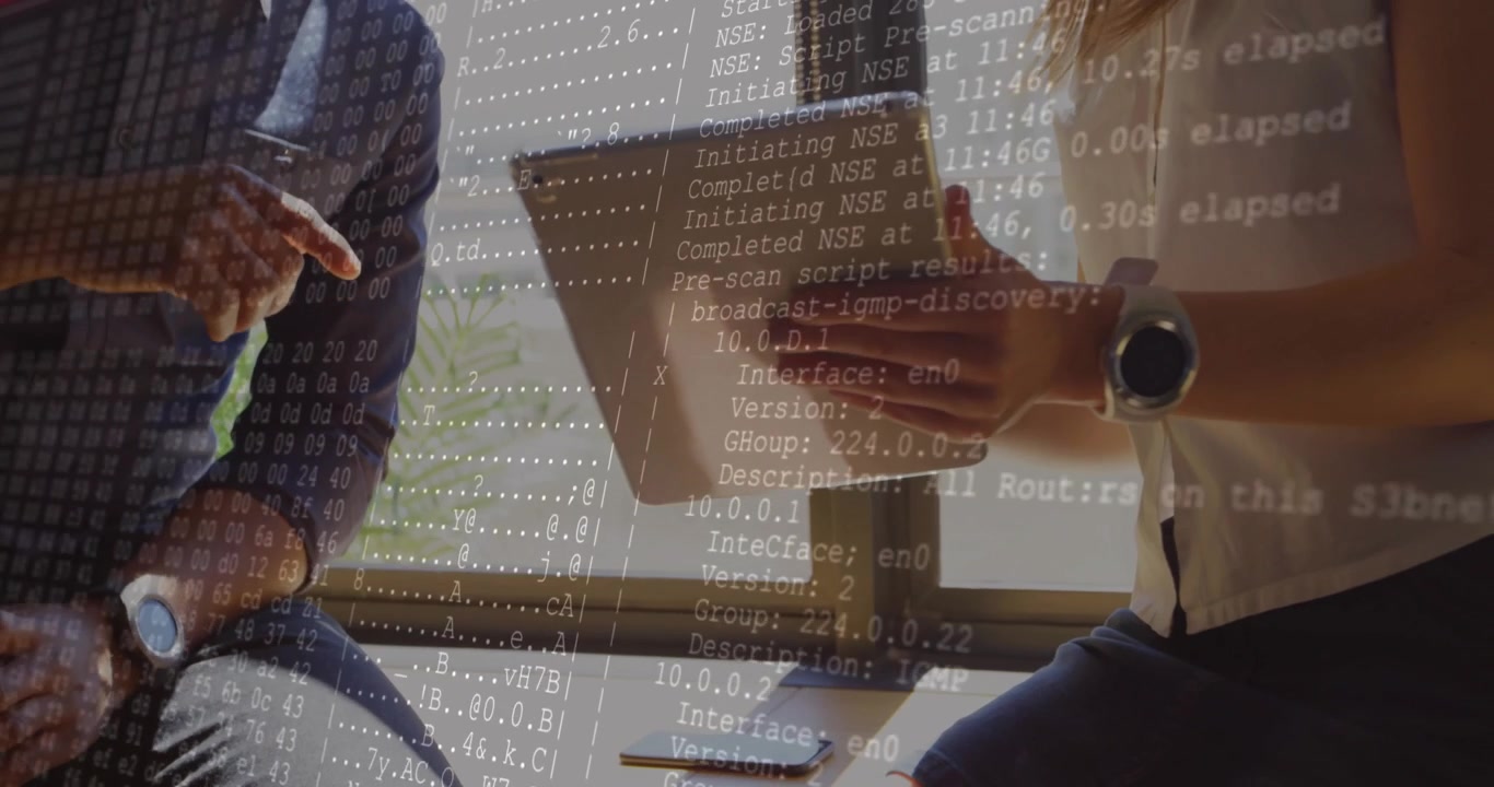 Professionista IT che inclina il tablet avviando una scansione di rete scorrevole, mentre un collega scorre e interpreta i dati.