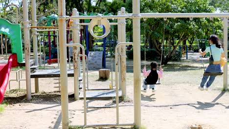 niños disfrutando de columpios en el parque rama 9