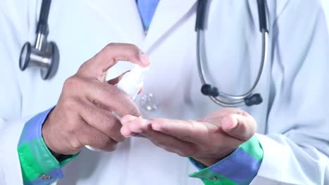 médico aplicando desinfectante para las manos y lavándose las manos