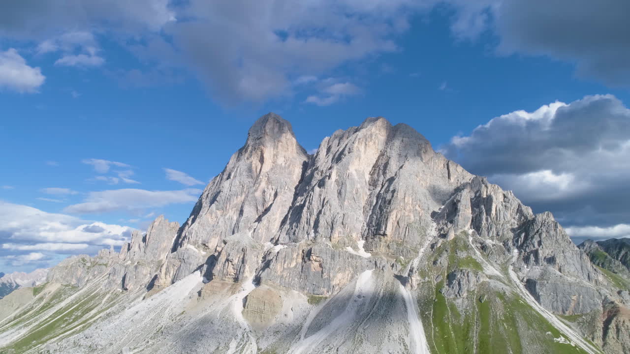 Ombre di nuvole che passano sul pendio erboso della cima del monte Peitlerkofel nell'idilliaco Alto Adige, vista aerea