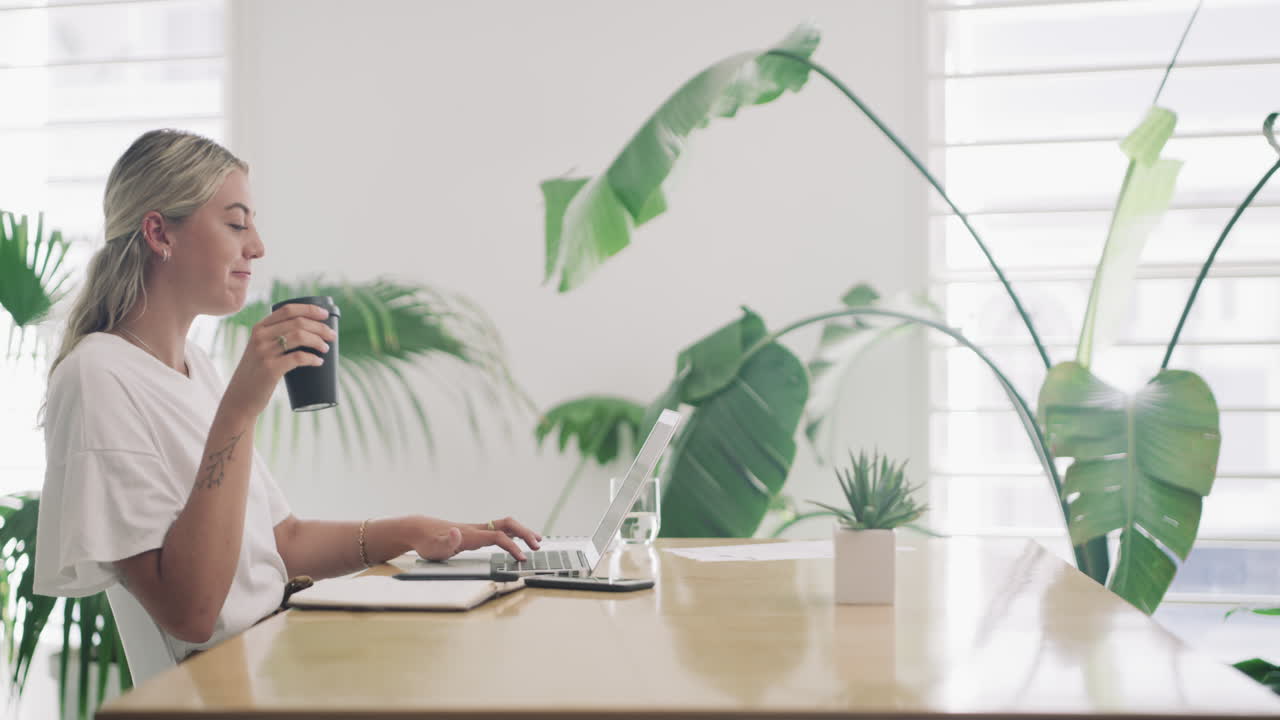 necesita la cafeína para mantenerse productiva.