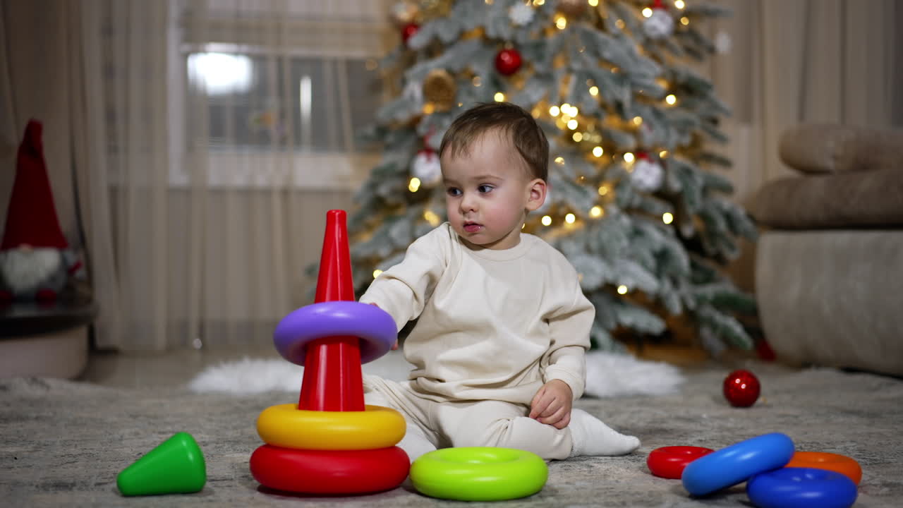 Yılbaşı Ağacının Yanında Halka Oyuncaklarla Oynayan Bebek