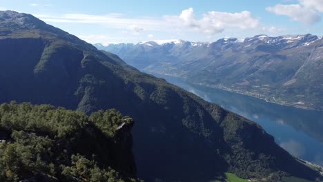 Mirador-Nosi-Y-Punta-Especial-De-La-Montaña-Sobre-El-Pueblo-De-Lofthus-En-Hardanger-Con-El-Fiordo-Sorfjorden-Y-El-Glaciar-Folgefonna-En-El-Fondo---Noruega-Aérea