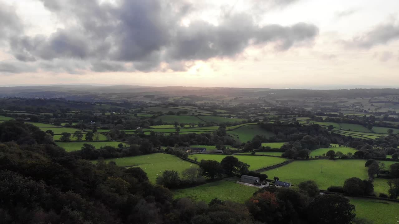 Inquadratura aerea frontale della Valle dell'Otter nell'East Devon, Inghilterra, con nuvole spettacolari e tramonto.