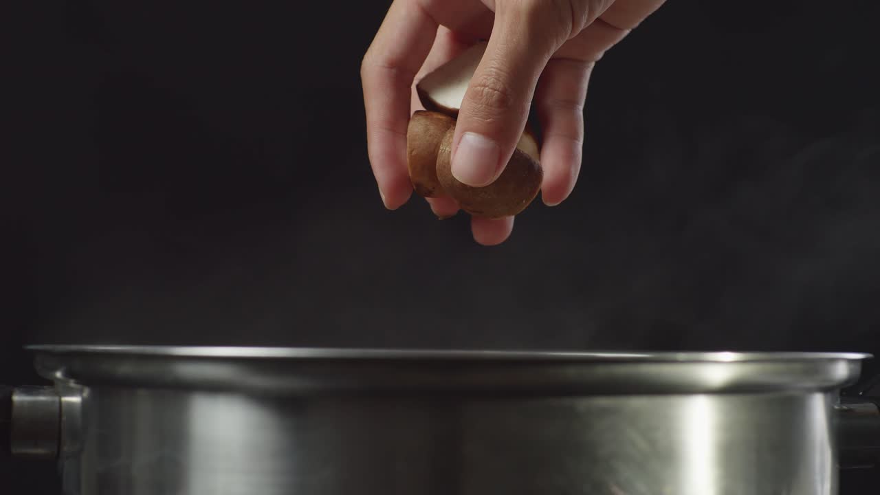 비 에 버섯 과 향신료 를 넣는 것