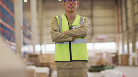 Retrato-De-Un-Trabajador-Asiático-Con-Traje-De-Seguridad-En-El-Almacén