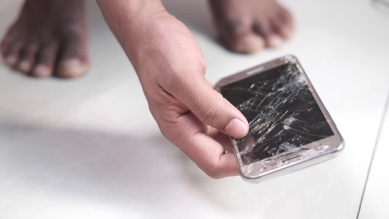 바닥에 부러진 스마트폰