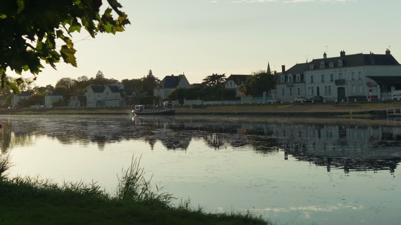 Atardecer de verano en Francia y la pequeña ciudad de Montrichard-Val-de-Cher