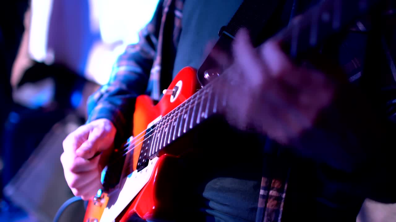 la band si esibisce sul palco