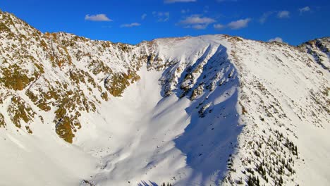 Volando-Sobre-Montañas-Cubiertas-De-Nieve-En-Las-Montañas-Rocosas