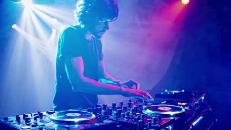 actuación de dj en un club nocturno