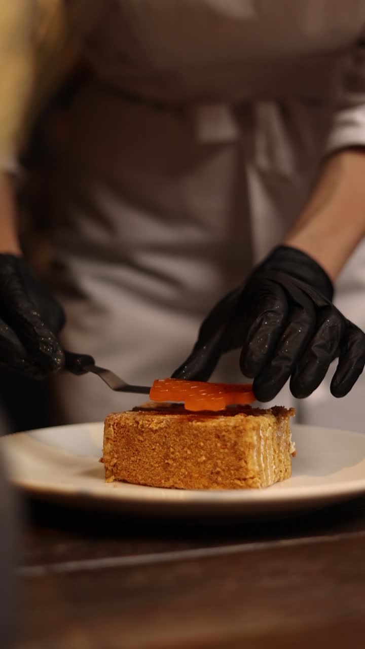 chef preparando un pastel en capas